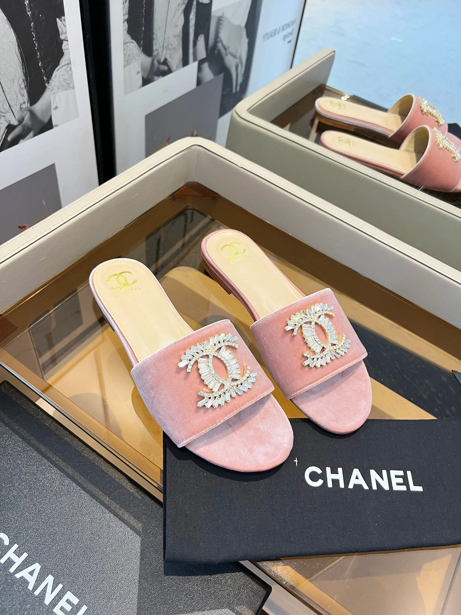 👟👟Ex-factory price 420👟👟 Genuine leather bottom +40 🎉🎉🎉Chanel Xiaoxiang C family sandals series official website synchronization, classic and elegant, casual wear 🌹🌹🌹🌹Original logo ~ Made of imported cowhide and C family custom fabrics, a variety of colors for the goddess to choose from! ❤️❤️❤️❤️ Code number: 36~40 (customized 35, 41, 42, 43, 44 are not returnable or exchangeable): Rubber leather sole +40